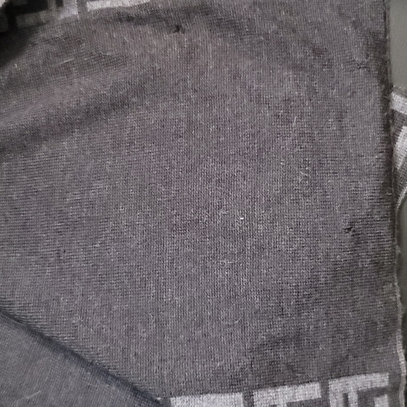 **SOLD➡️FENDI ROMA BLACK AND GRAY REVERSIBLE WOOL SCARF - Picture 5 of 8